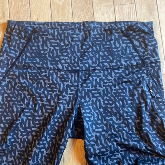 Lululemon Workout Leggings Athletic Athleisure Aztec Stretch Gym Active Cropped - Picture 2 of 5